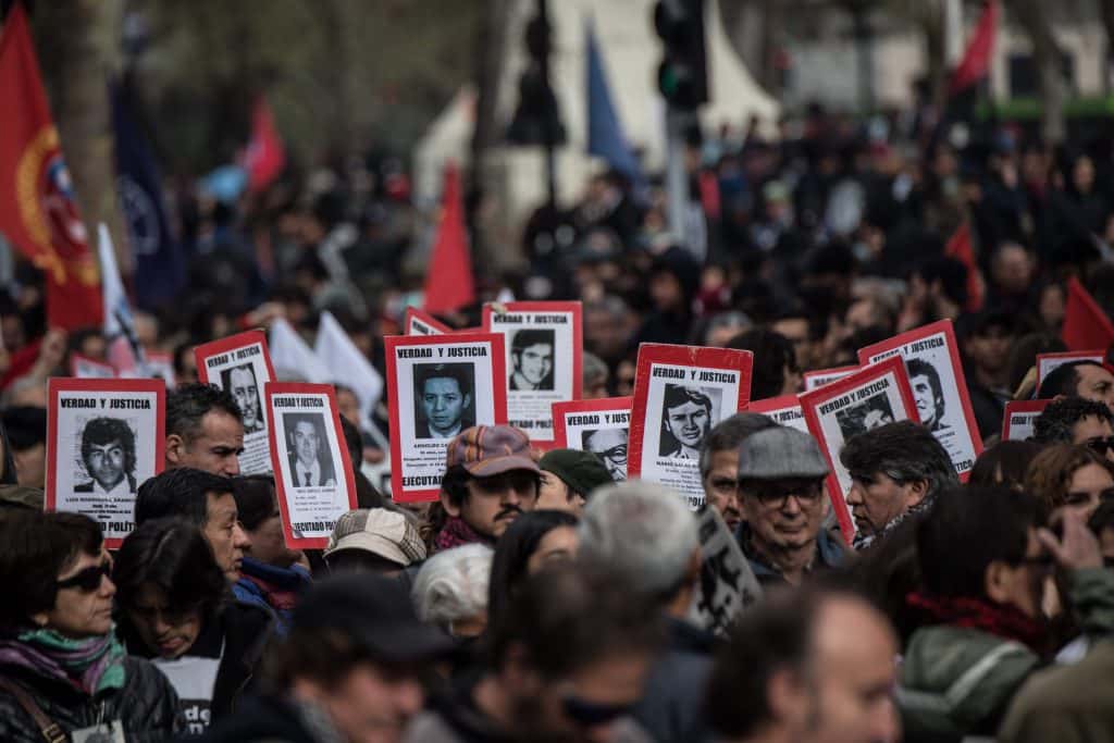 Multitudinaria marcha en Chile recordando a las víctimas de la dictadura de Pinochet