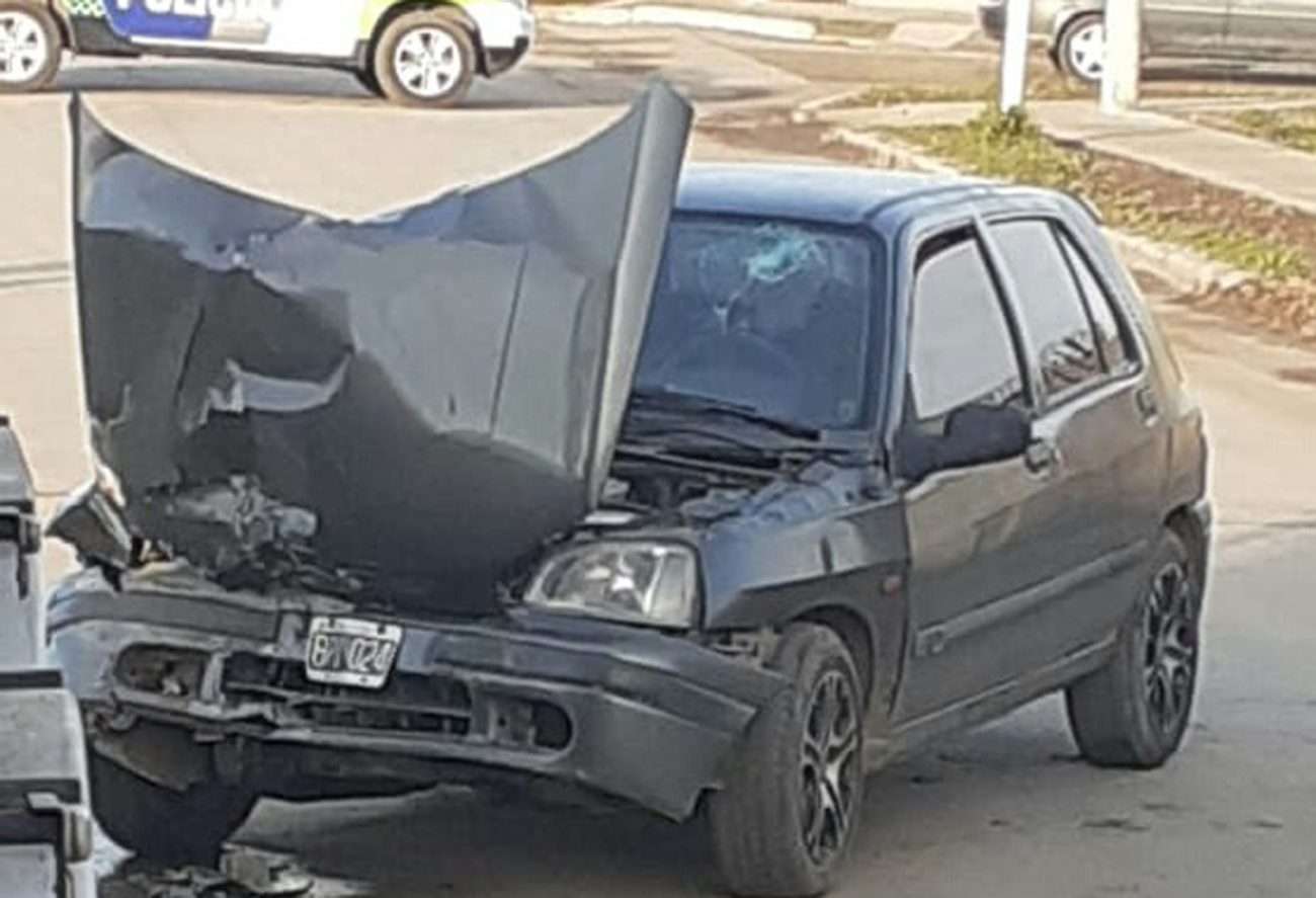 Una mujer herida tras impactar con su automóvil contra un camión estacionado