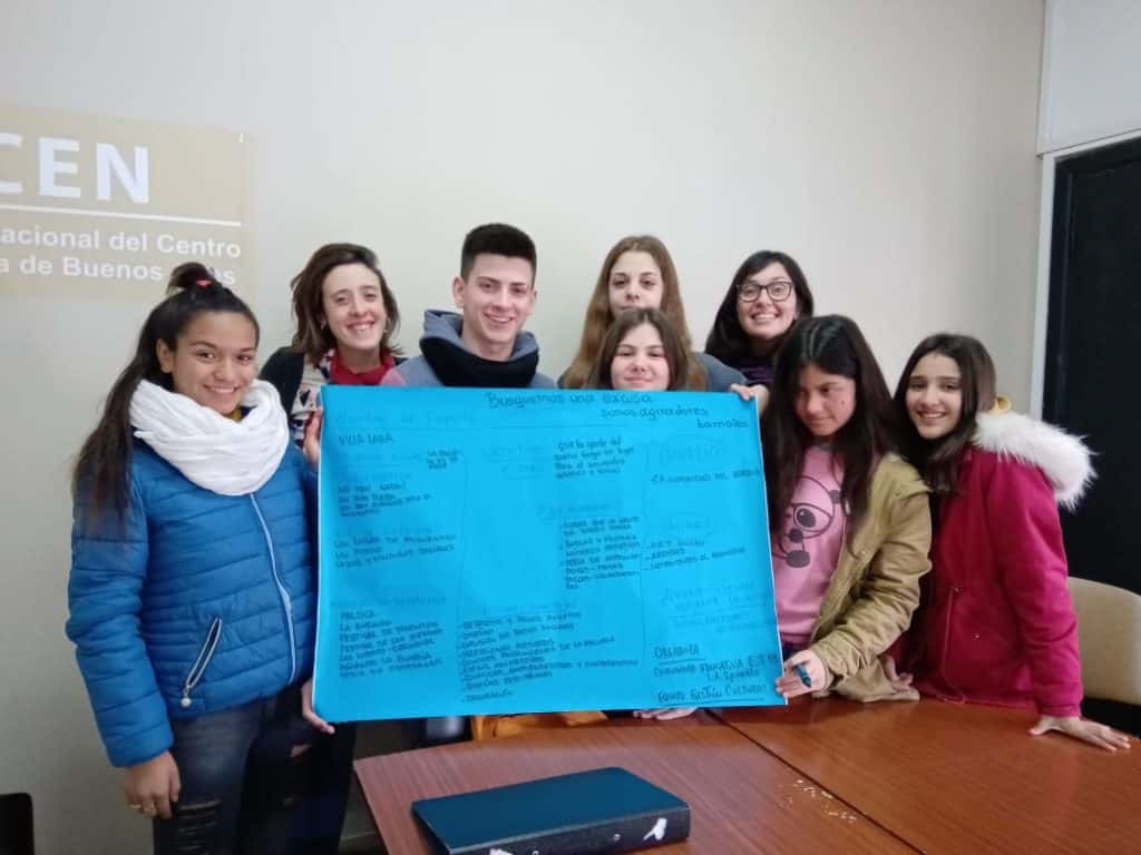 Un grupo de estudiantes de la Secundaria 15  proyecta un festival comunitario en Villa Laza