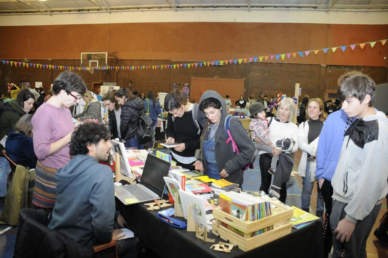 A pesar de la crisis, el público apoya la Feria de la  Economía Social y compra sus productos artesanales