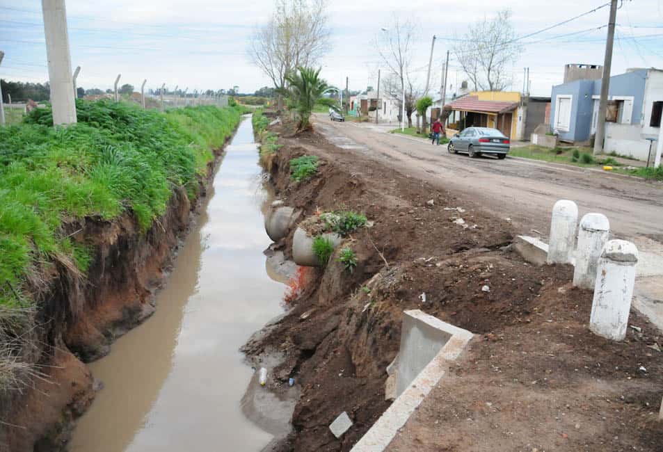Vecinos de Reynoso al 2400 advierten que el desagüe está obstruido 