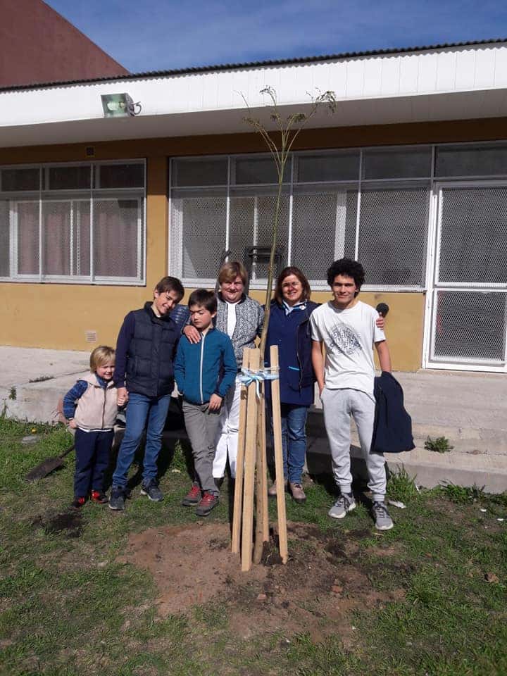 Plantaron un árbol en la Escuela Polivalente de Arte  para cumplir un “pacto” que celebraron dos profesoras