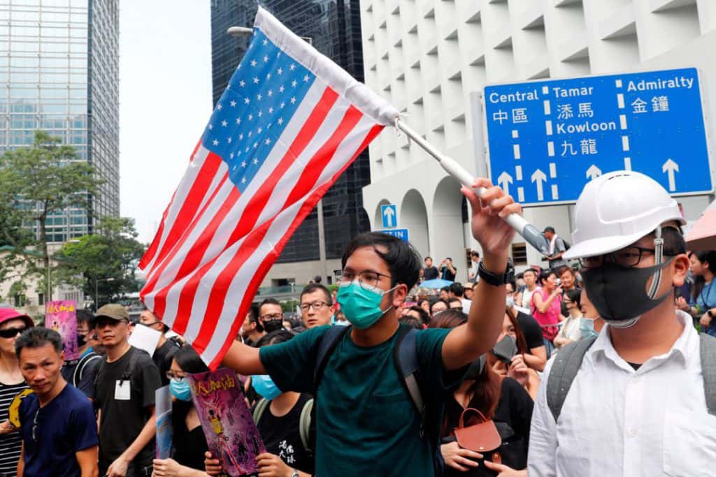 Una multitud en Hong Kong pidió al consulado de Estados Unidos que apoye su autonomía