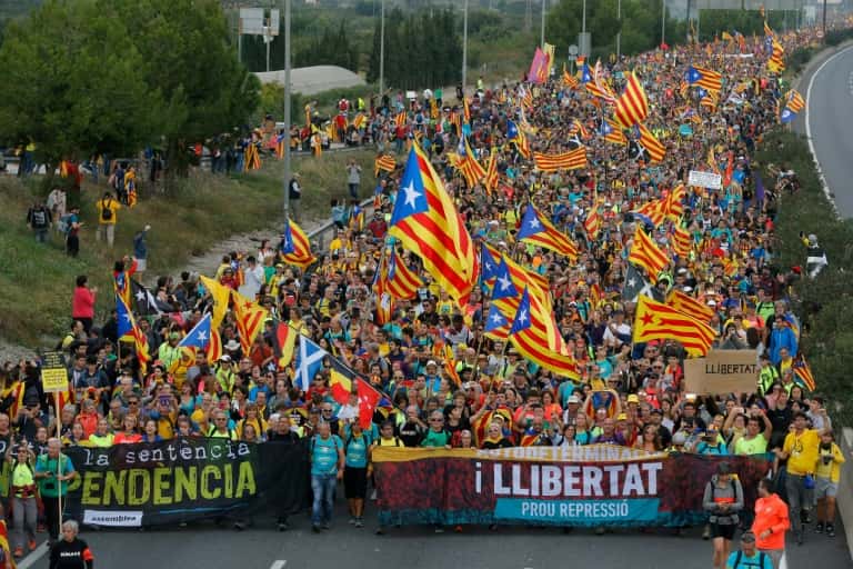 Disturbios tras una enorme manifestación en Cataluña contra la condena a sus líderes