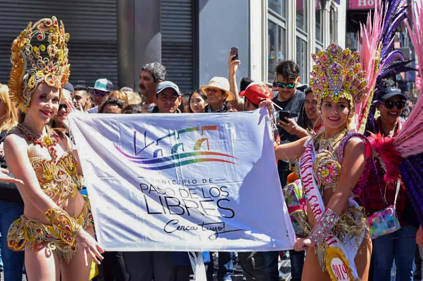 El carnaval de Paso de los Libres brilló en pleno centro porteño