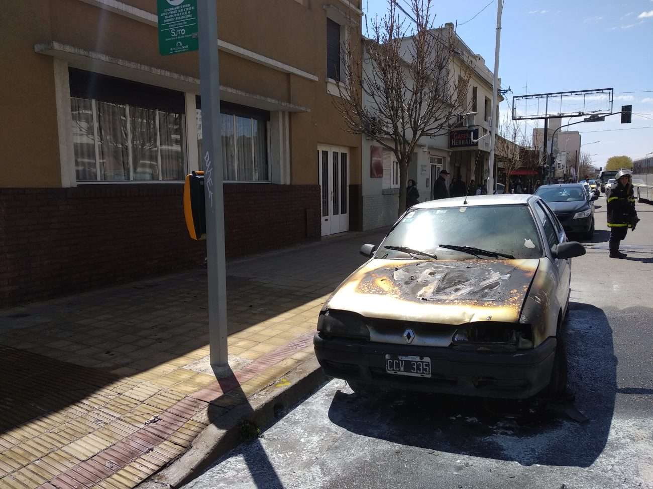 Incendio en un auto causó alarma en plena avenida España