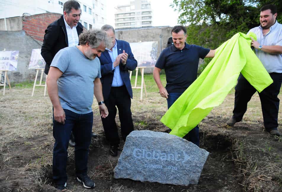 Se colocó la piedra fundamental en el terreno donde se construirá el moderno edificio de Globant