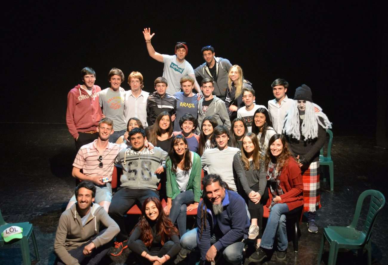 Alumnos de sexto año del Colegio Ayres del Cerro presentaron su muestra de teatro en La Fábrica