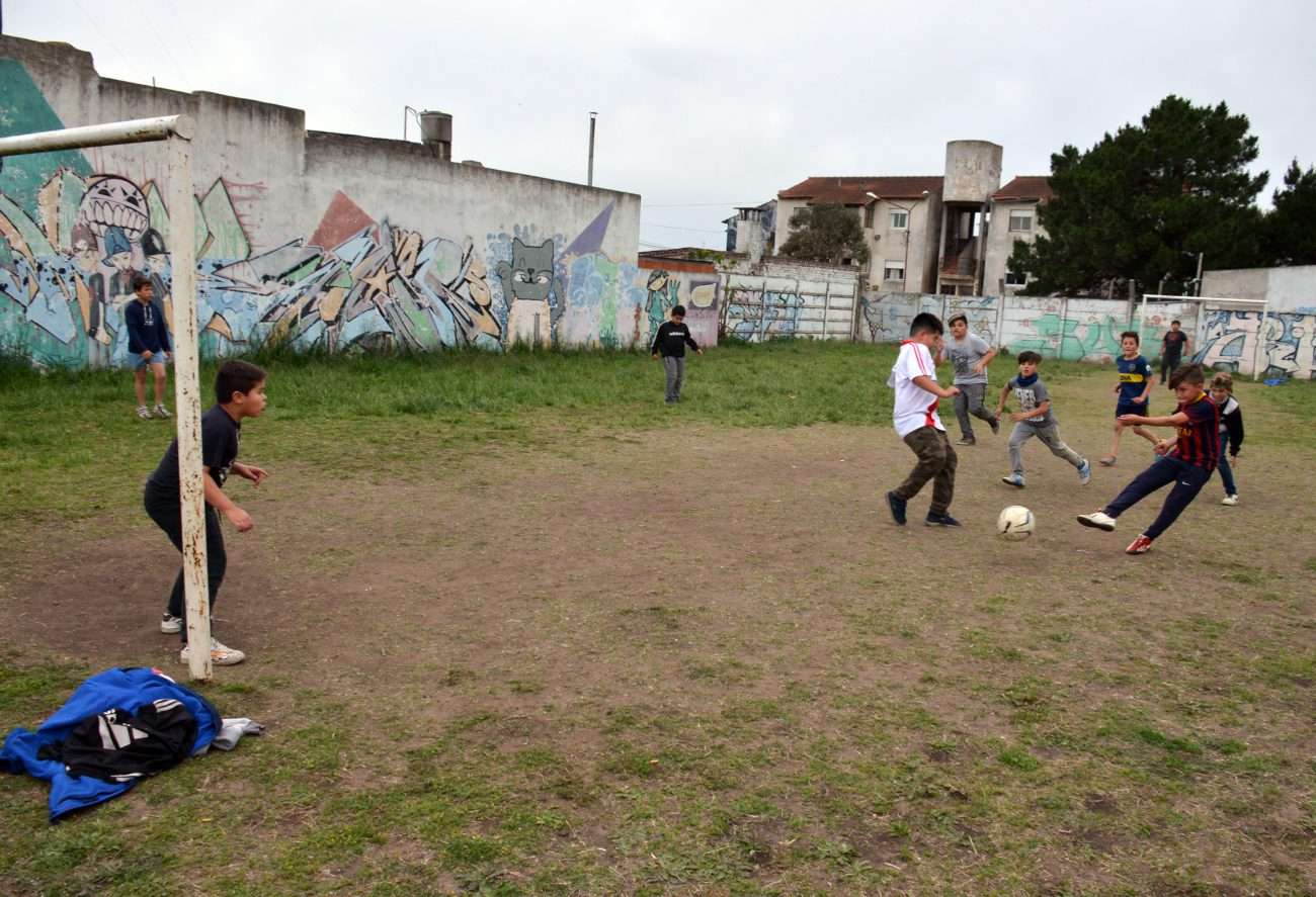 Chicos de los monoblock de Perón y Juan B. Justo piden una cancha de fútbol segura