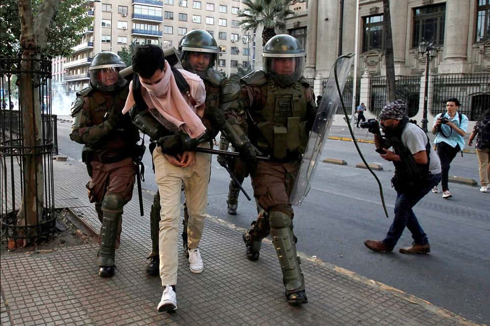 Piñera decretó el estado de emergencia en Chile y los militares volvieron a las calles