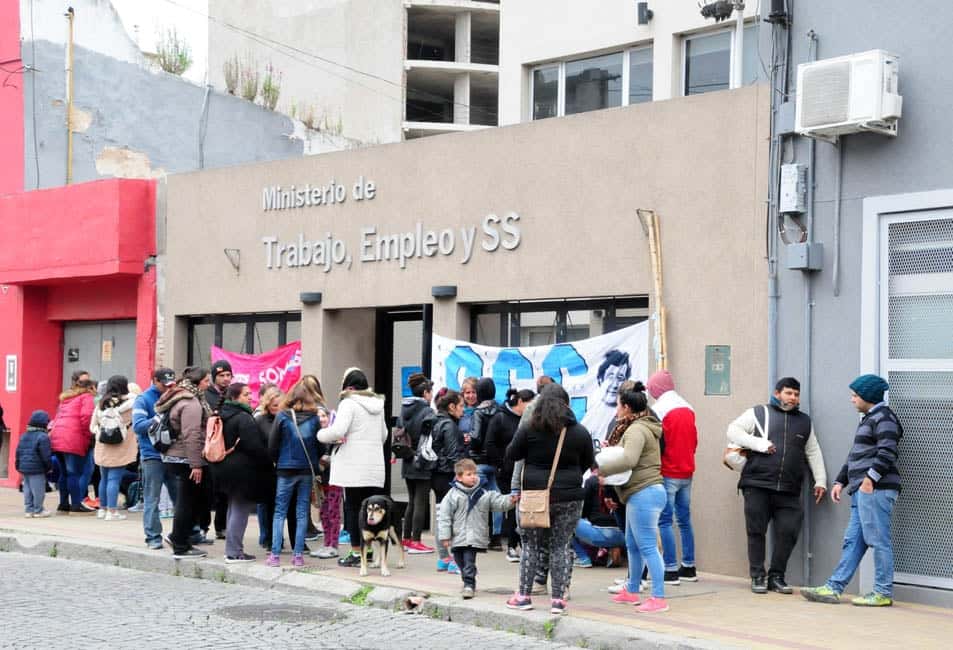 Organizaciones sociales se manifestaron en la sede local del Ministerio de Trabajo 