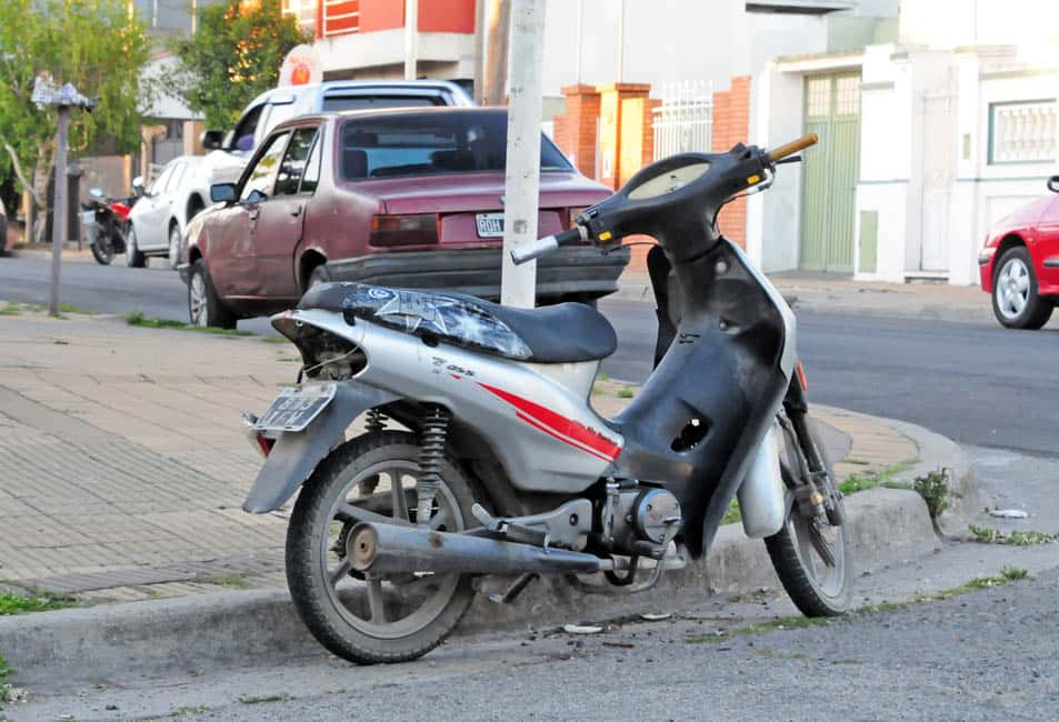 Una motociclista y su hija sufrieron heridas al  chocar con un auto en Pellegrini y 11 de Septiembre