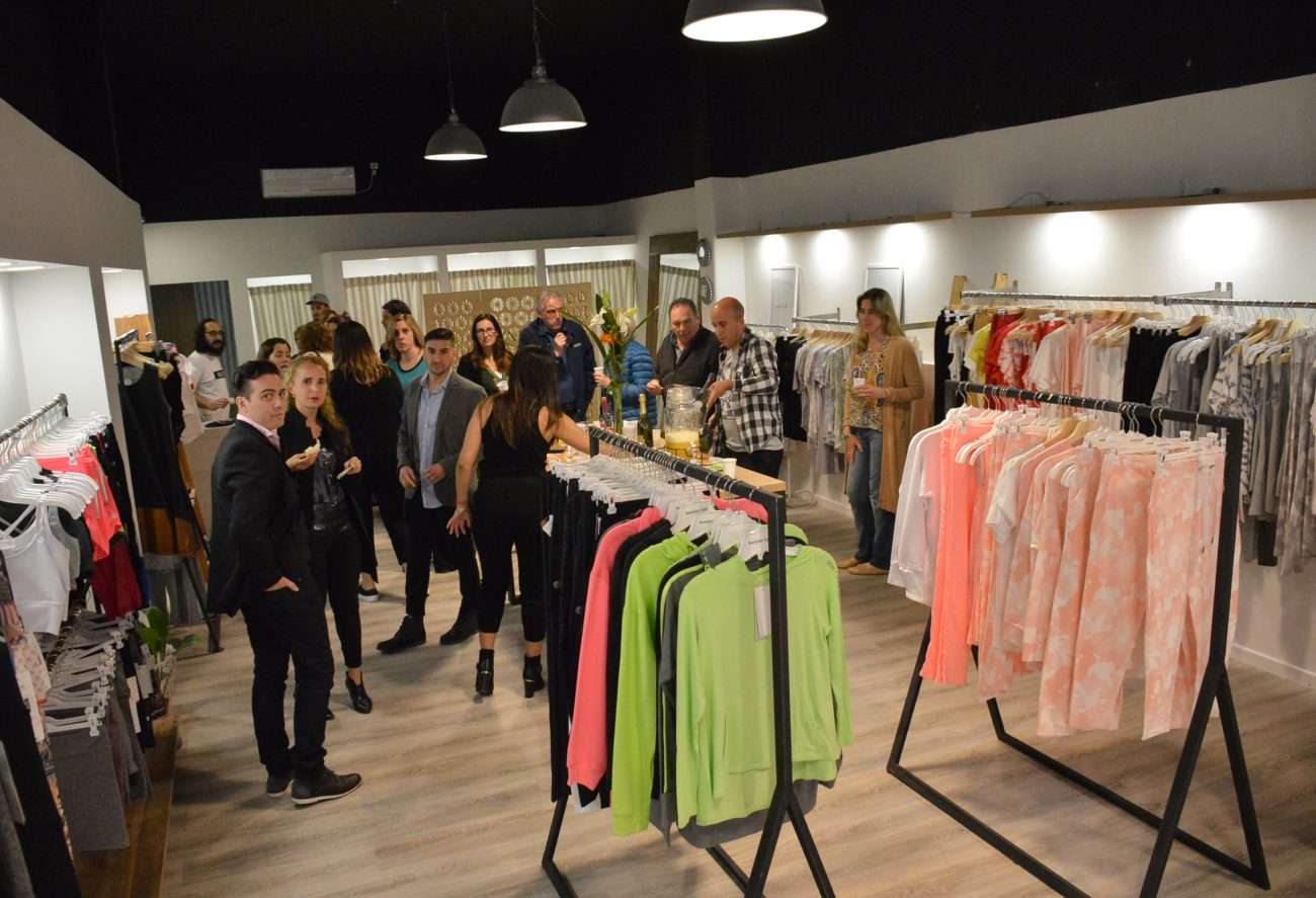 Kasilda abrió un nuevo local de ropa en Rodriguez 787 y lo celebró con clientas y directivos de su principal marca Bonjour lulú