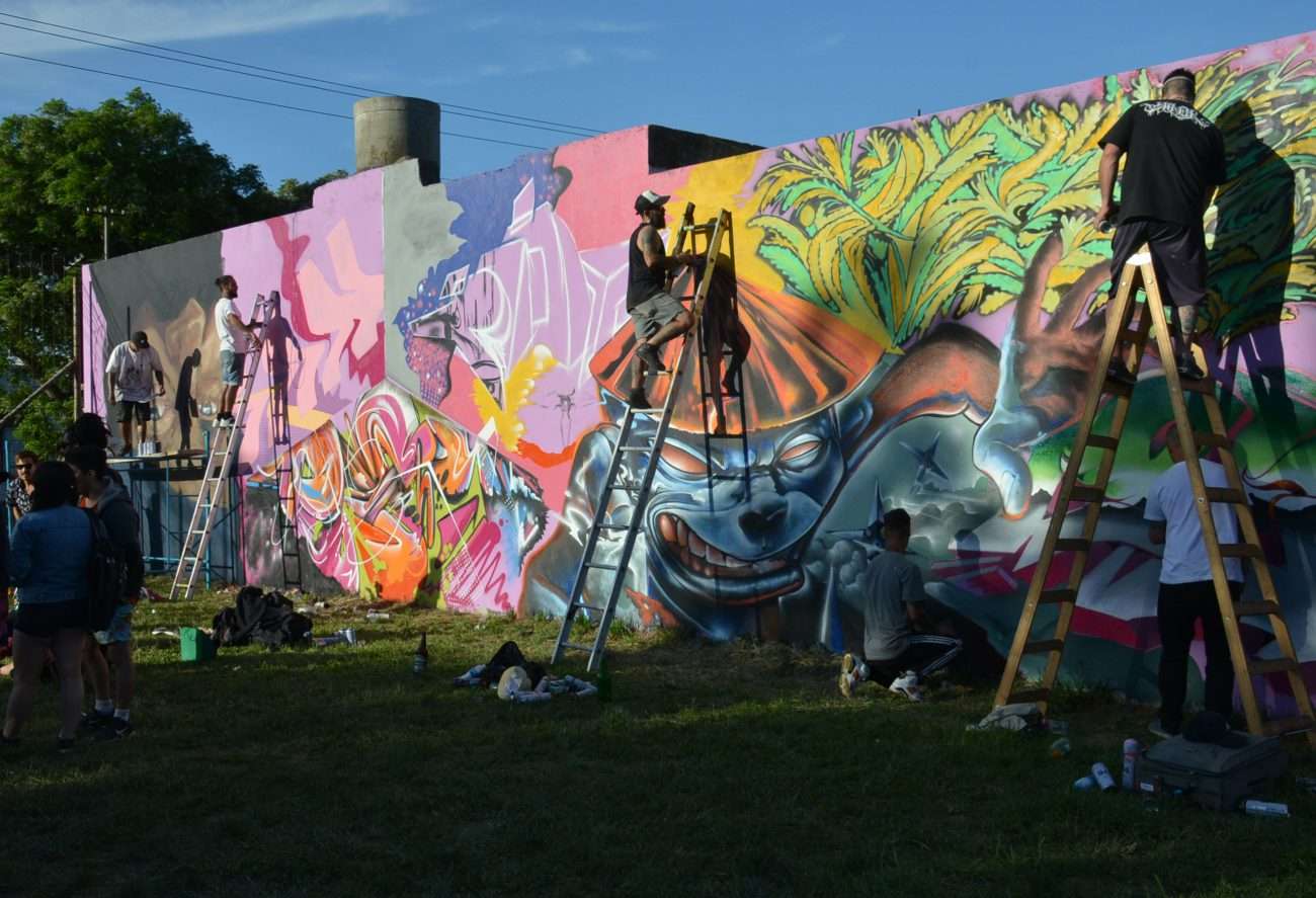 Referentes de arte urbano llenaron de color las paredes de la cancha de Juan B. Justo