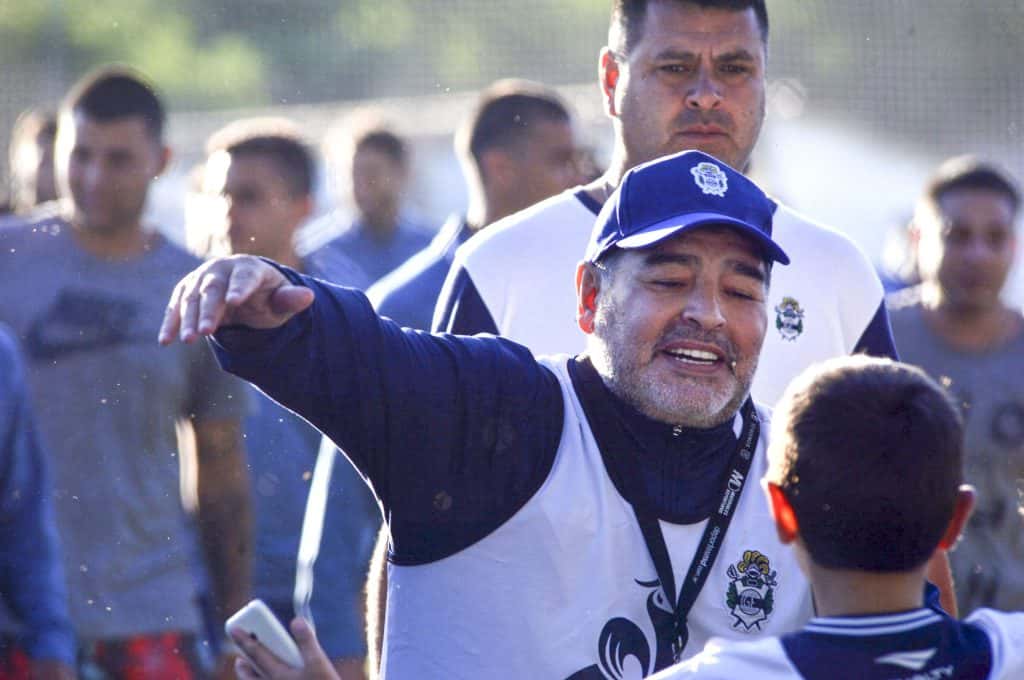 Maradona volvió a Gimnasia y se metió en la interna xeneize