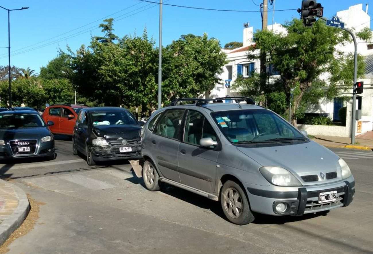 Chocaron dos autos en el semáforo de Avellaneda y Santamarina