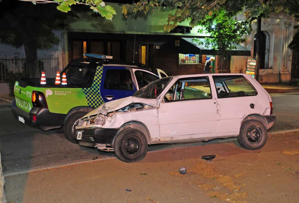 Imputaron por desobediencia al conductor del auto que despistó en Chacabuco y Avellaneda