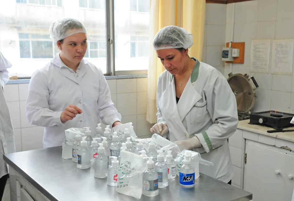En el año, estudiantes de Técnica 2 elaboraron unos 50 kilos de alcohol en gel para el Hospital