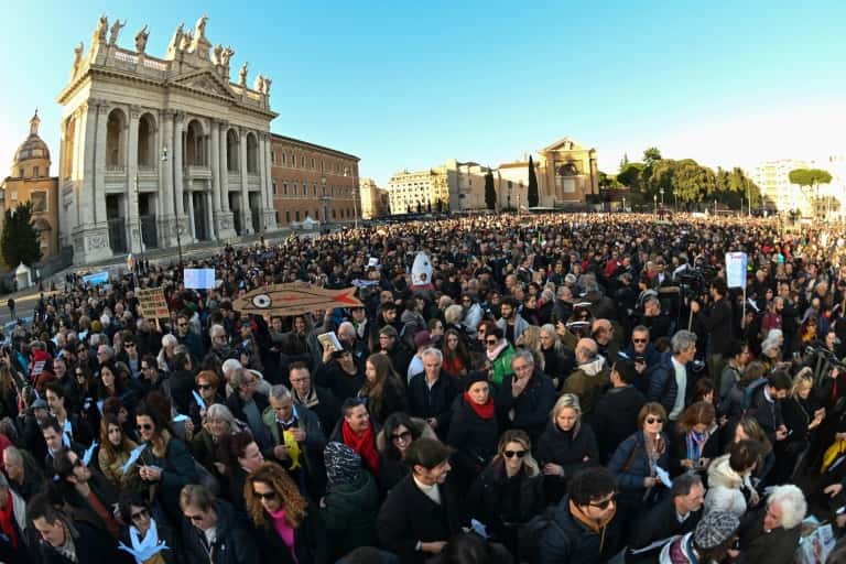 Decenas de miles de “sardinas” invadieron Roma y marcharon contra el neofascismo