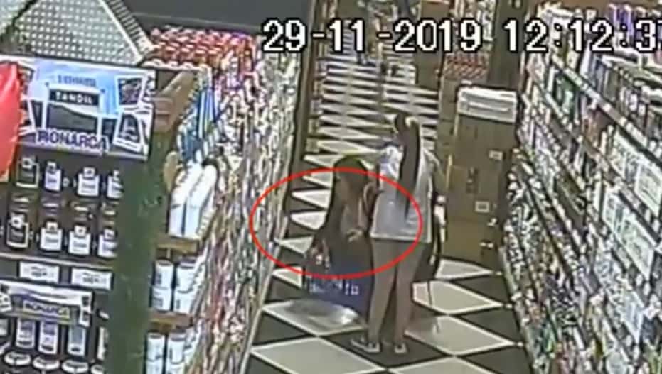 Quedó registrada por las cámaras de seguridad de un mercado mientras robaba junto a una niña