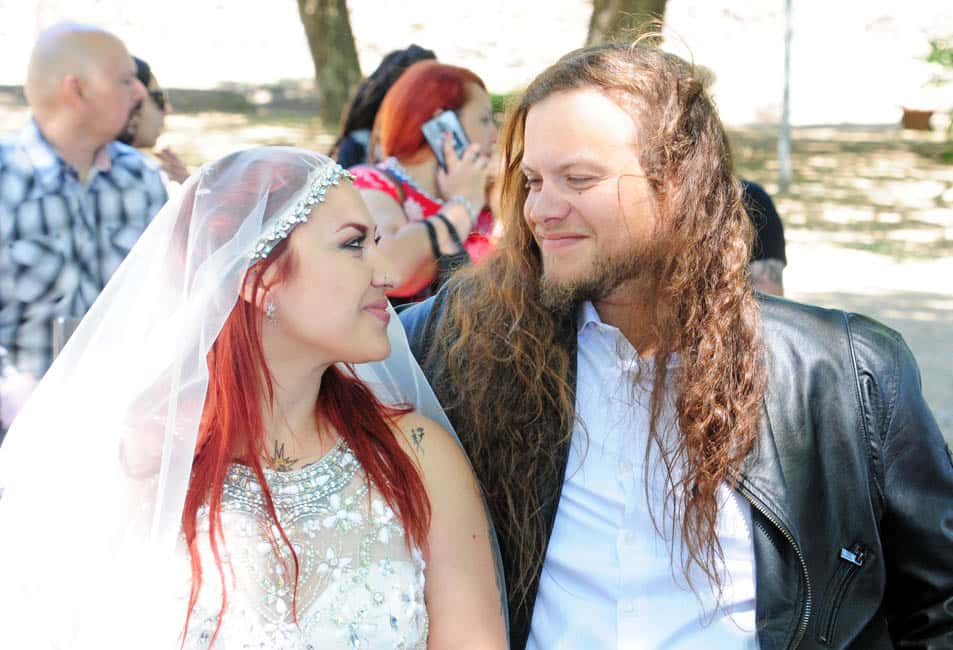 Se conocieron este año en un recital de heavy metal y se casaron en el Jardín de la Paz