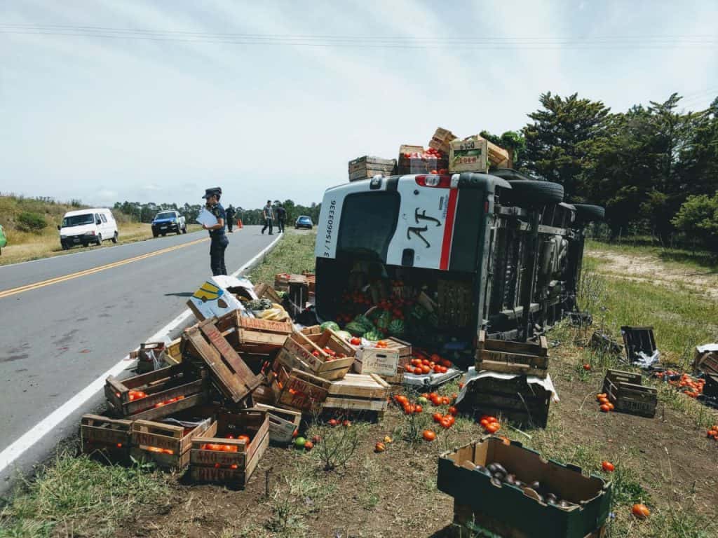 Volcó una combi que transportaba frutas y verduras y su conductor resultó herido