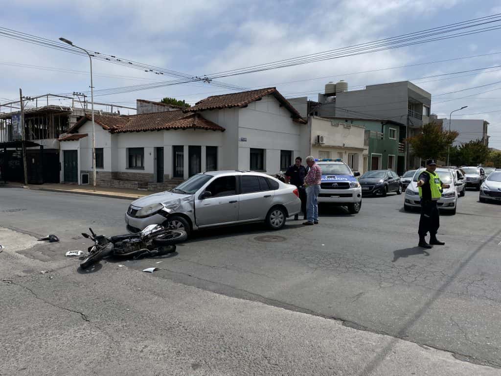 Un motociclista fue hospitalizado tras chocar en Pellegrini y 9 de Julio