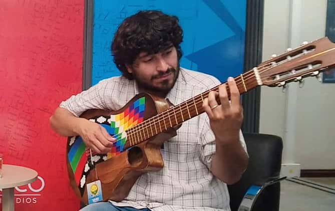 Con su guitarra, Alexander Echandia competirá por un lugar en el Festival de Cosquín 