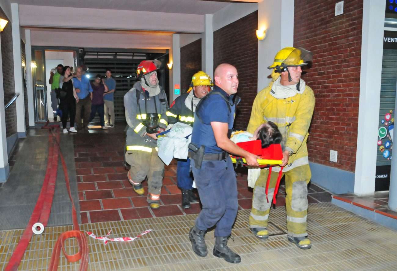 Un incendio en un departamento en San Martín al 400 provocó caos en todo el edificio