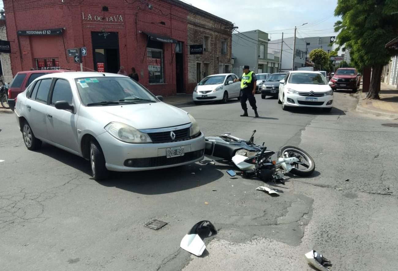 Un motociclista fue internado tras protagonizar un accidente en 9 de Julio y Pellegrini