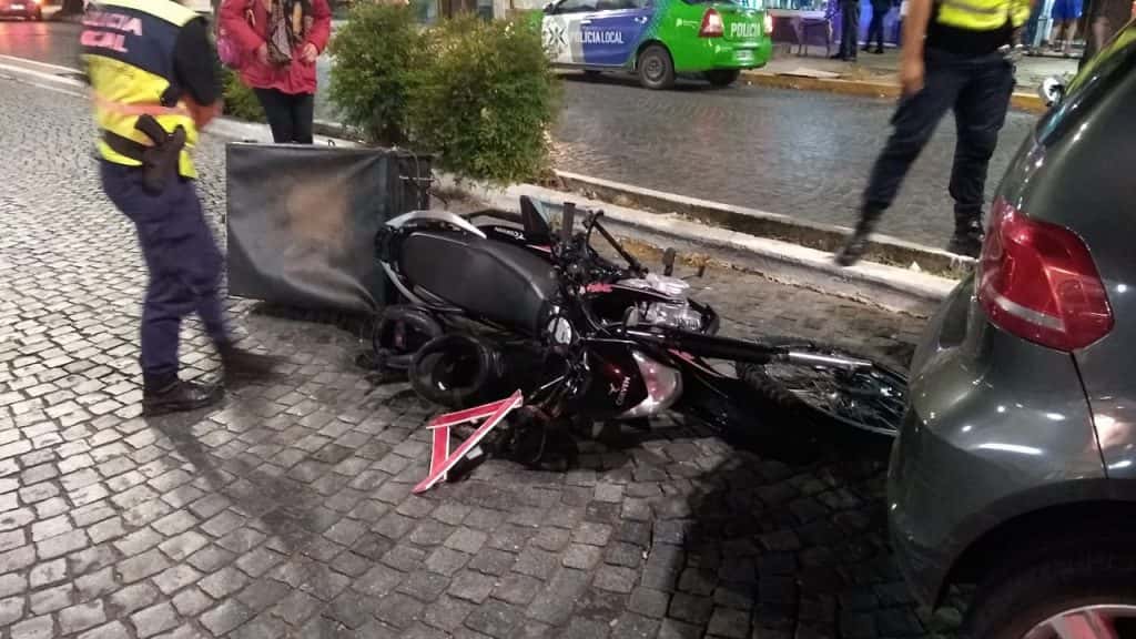Un auto chocó a una moto,  hirió al conductor y a su acompañante, y se fugó
