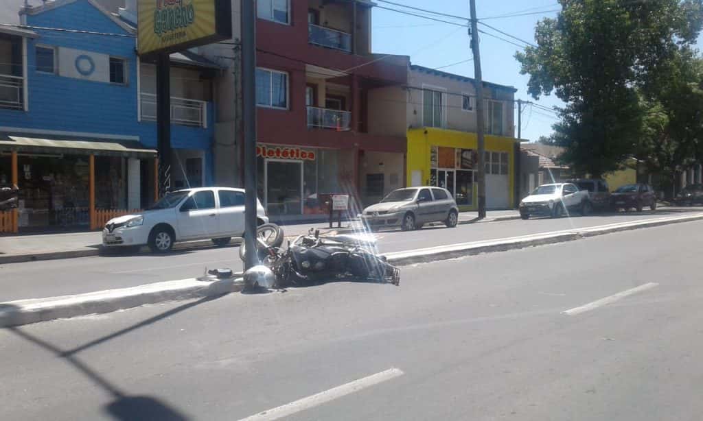 Un motociclista herido tras chocar con dos camionetas en Avellaneda al 1400