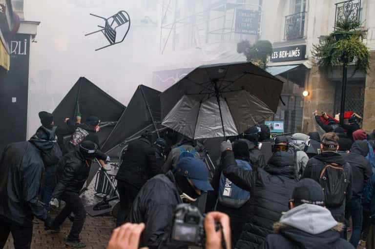 Los “chalecos amarillos” se sumaron a la huelga contra la reforma en Francia