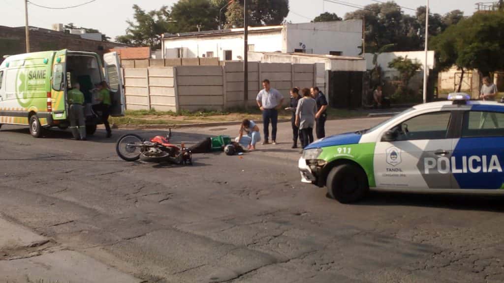 Tras un choque, un motociclista perdió  el conocimiento y quedó internado
