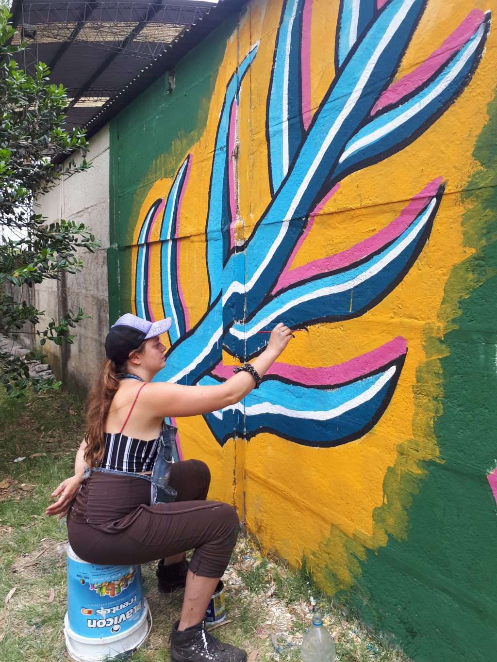 Mujeres muralistas pintan resistencias