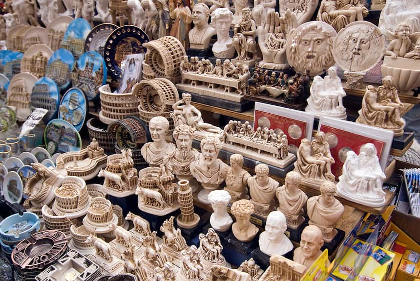 Roma prohibió la venta de souvenires en sus principales atracciones turísticas