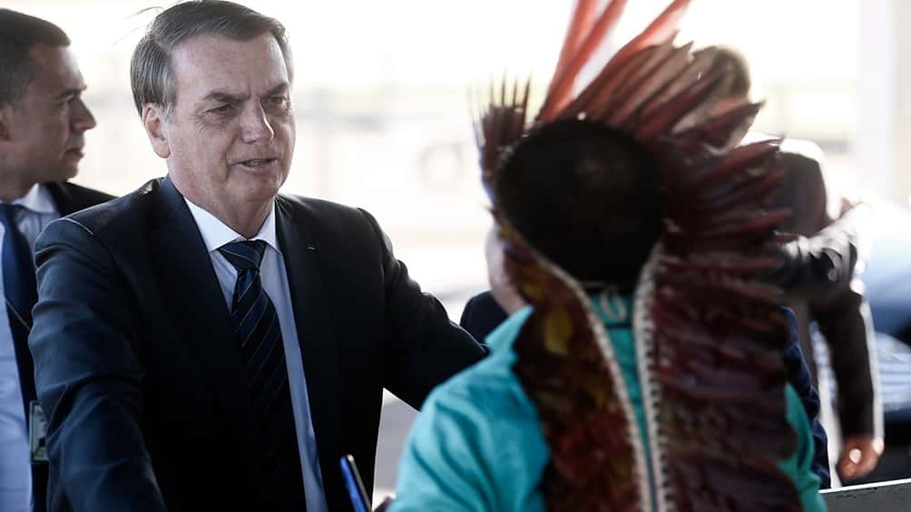 Denunciaron a Bolsonaro por decir que “cada vez más el indígena es un ser humano”