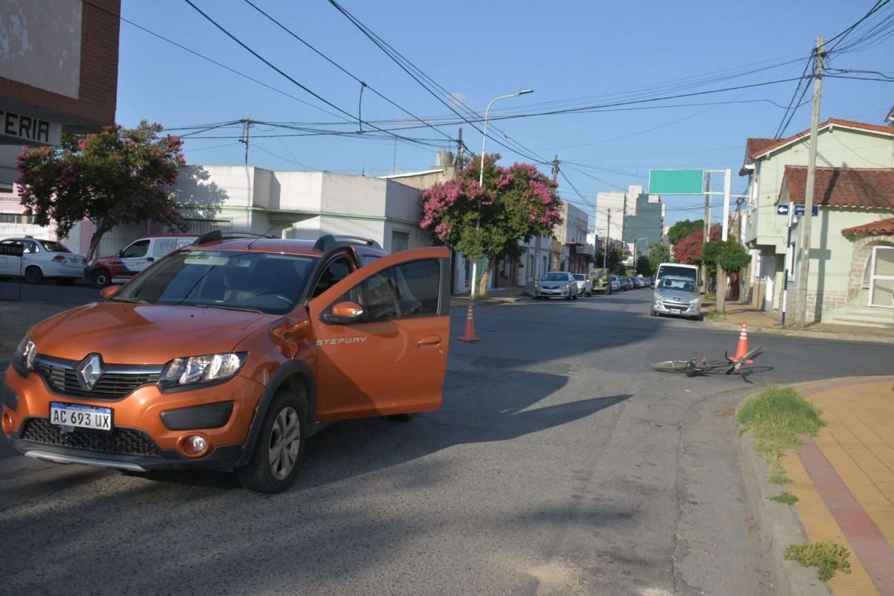 Un ciclista sufrió heridas tras impactar con un auto en San Martín y Alberdi