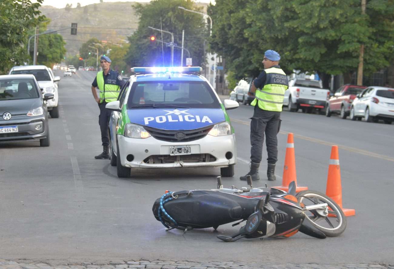 Dos personas heridas tras caer de la moto en Santamarina y Belgrano