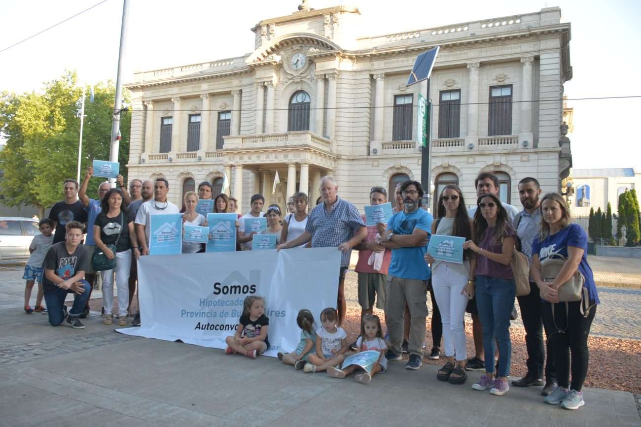 Bajo el lema “Basta de Usura”, vecinos hipotecados UVA se  manifestaron frente al Municipio