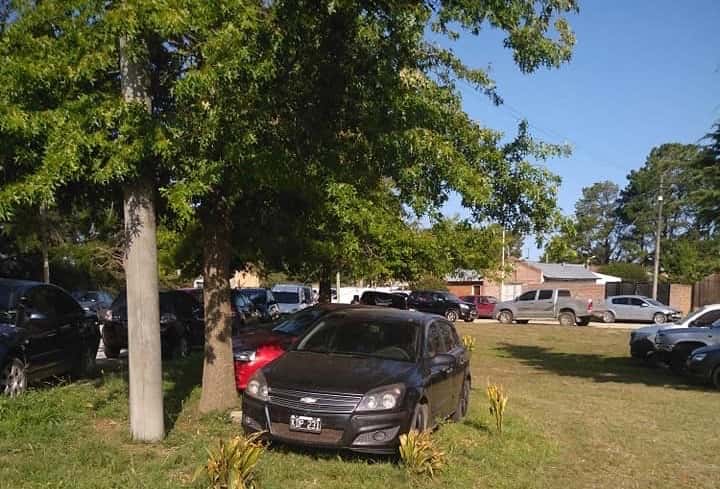Indignación de los vecinos por el uso de una plaza como estacionamiento