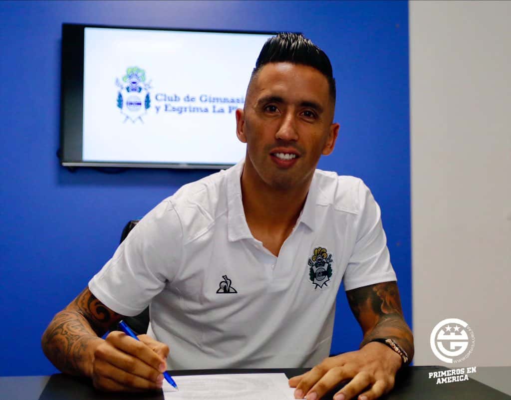 Lucas Barrios firmó su contrato con Gimnasia