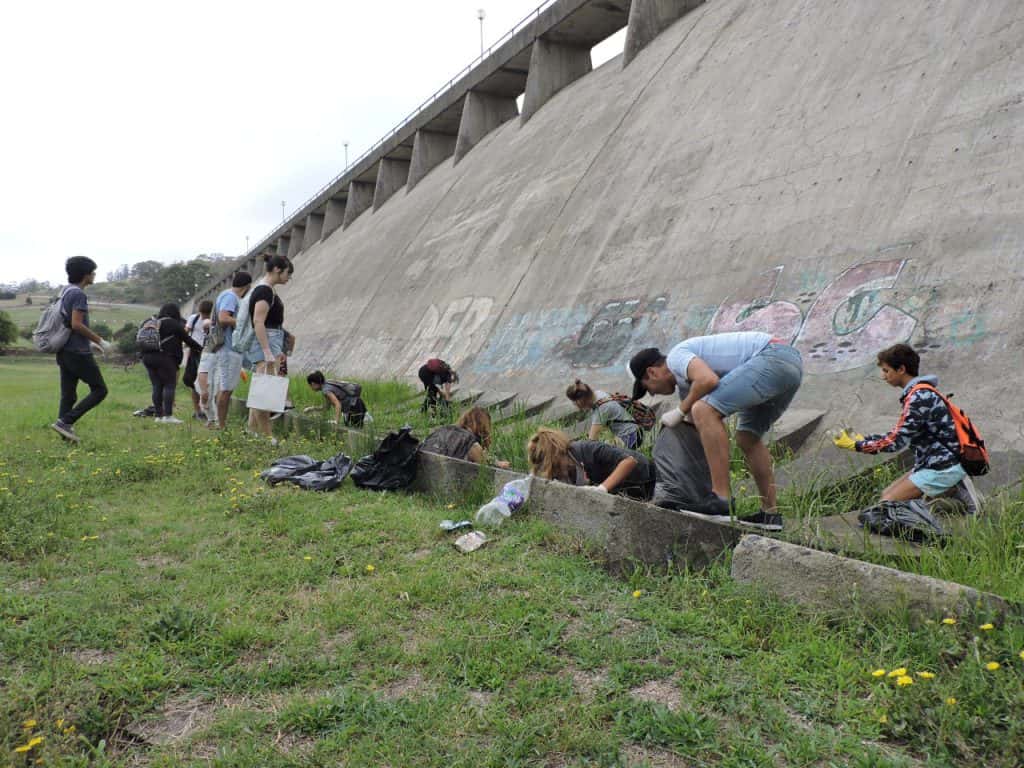 Un grupo de jóvenes activistas realizó una jornada de limpieza en el Lago del Fuerte