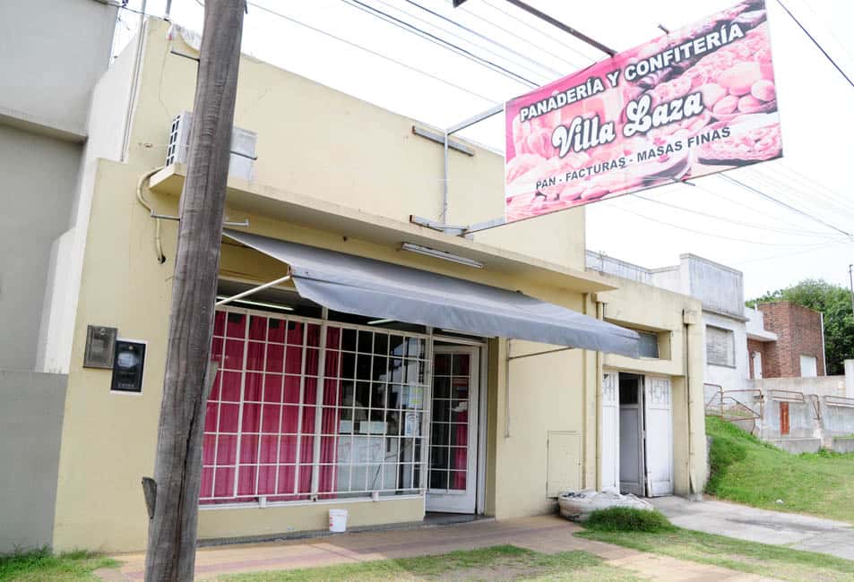 Tres delincuentes armados  asaltaron a la propietaria en una panadería de  Villa Laza y la golpearon