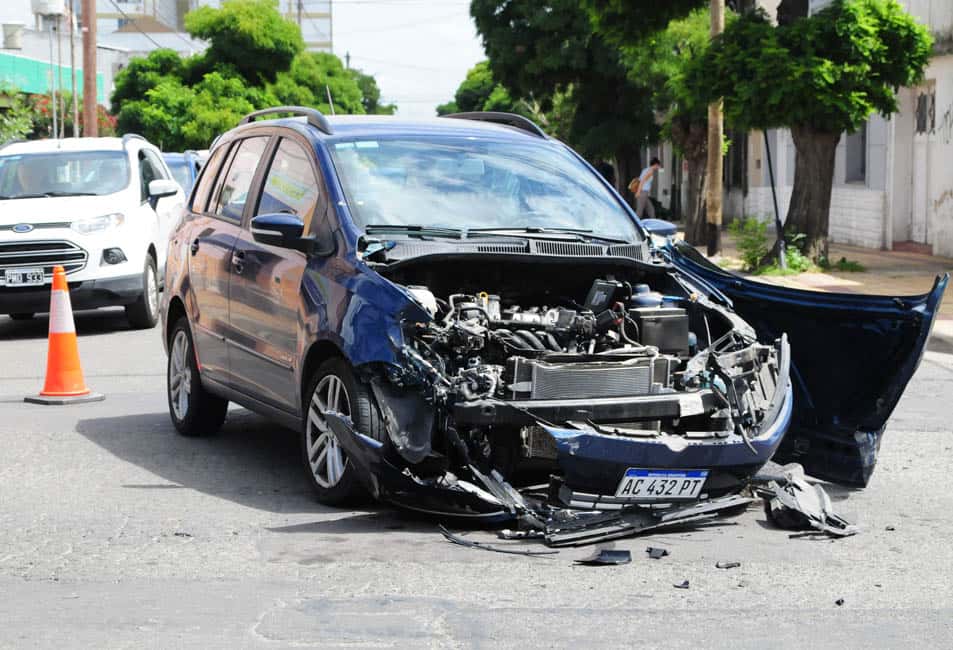 El conductor de un automóvil fue trasladado al Hospital tras colisionar contra un camión en San Lorenzo y Constitución