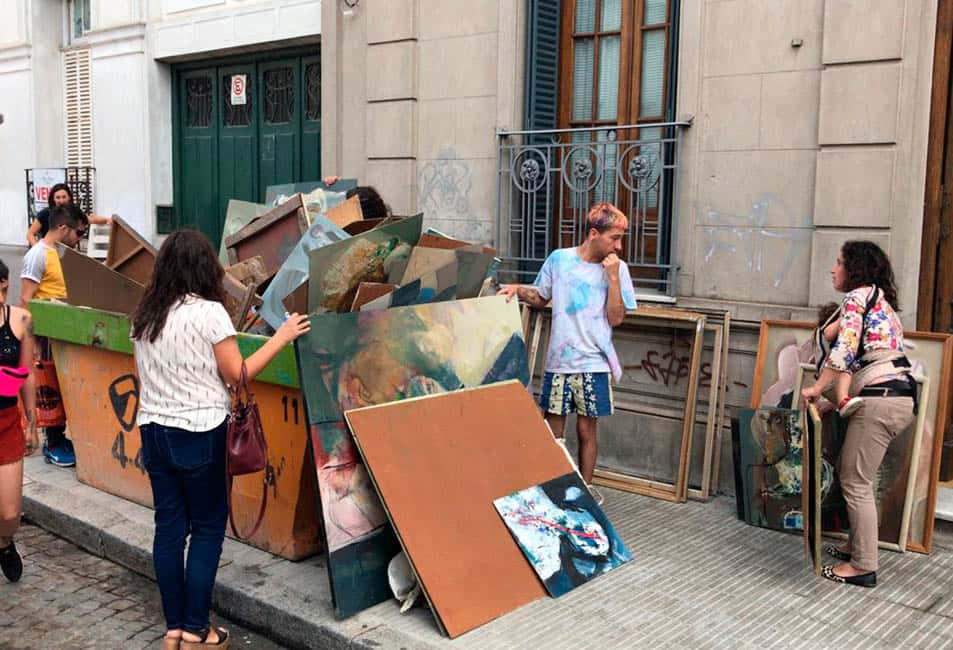 Una artista sacó sus obras a un contenedor  en la calle y la gente no tardó en llevárselos