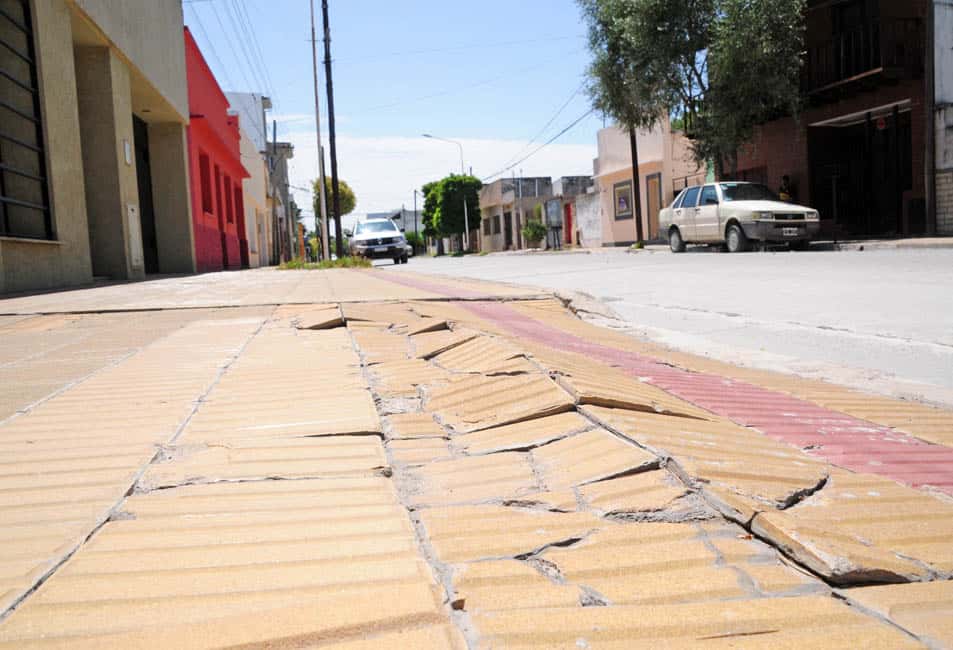 “Las veredas explotan”, se quejó una vecina de la calle Las Heras por el estado de las baldosas