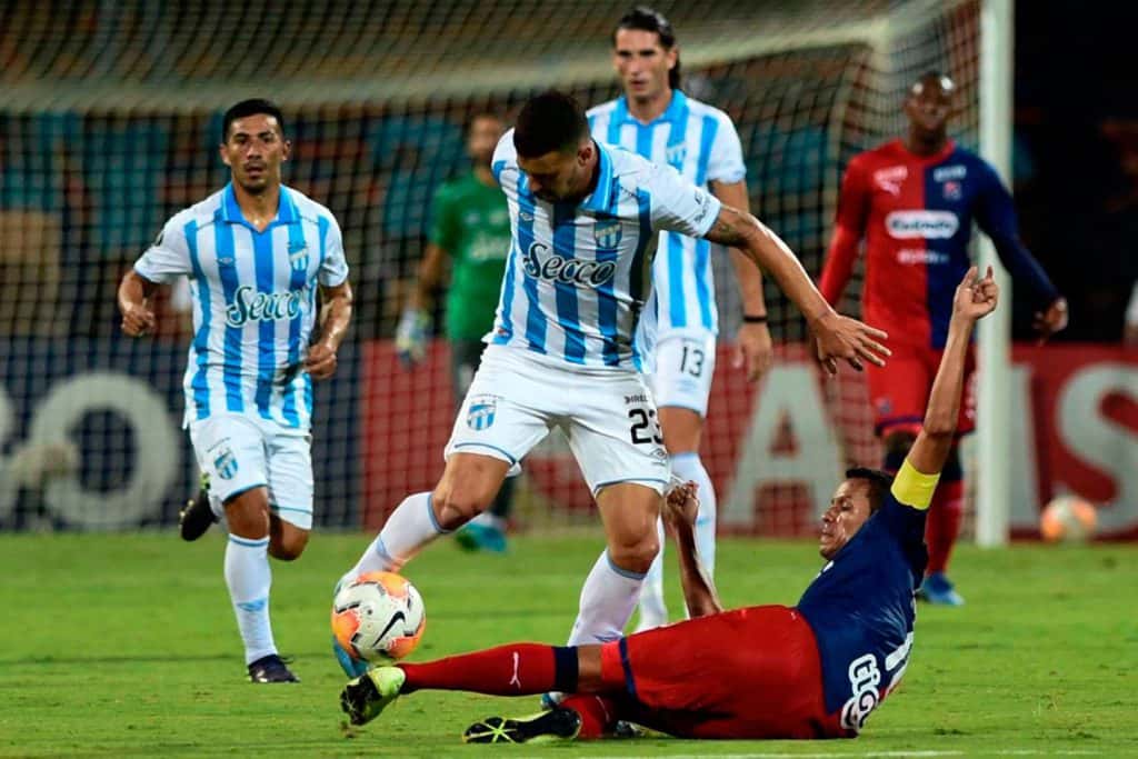 Atlético Tucumán perdió, pero dejó la serie abierta