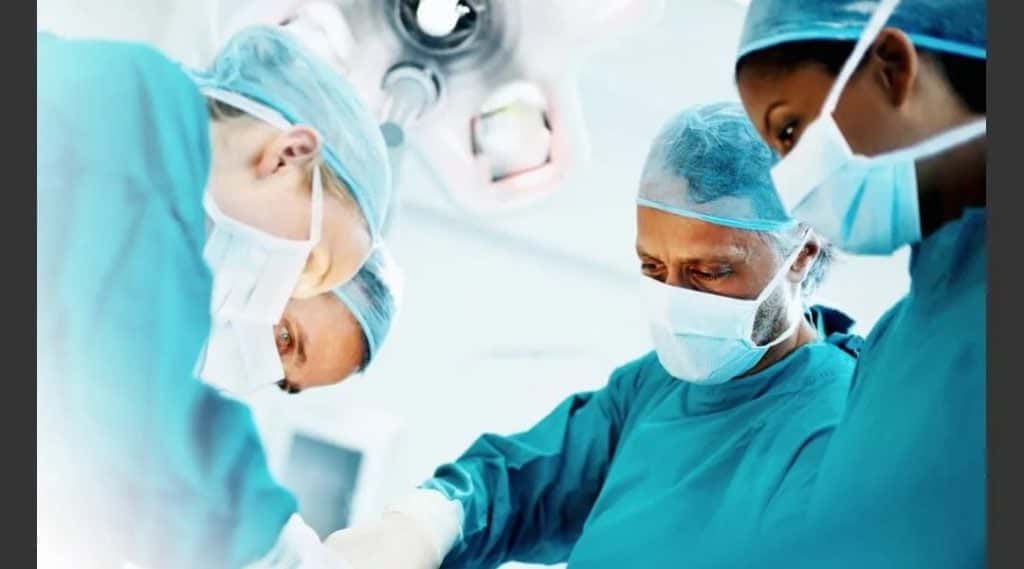 Realizan la extracción de un riñón para trasplante por vía vaginal de donante viva