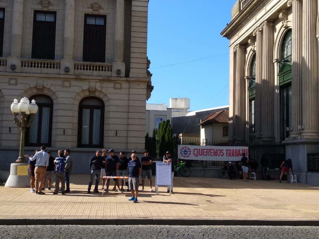 Trabajadores de Loimar reclamaron frente a la Municipalidad